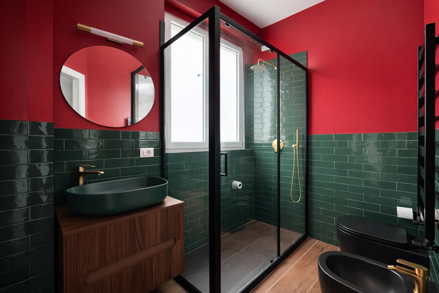 Bagno verde e rosso con dettagli dorati di Maison Gucci